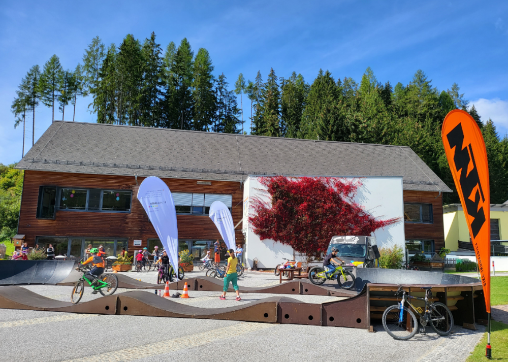 Holz Pumptrack auf dem Kinder mit dem Fahrrad fahren.