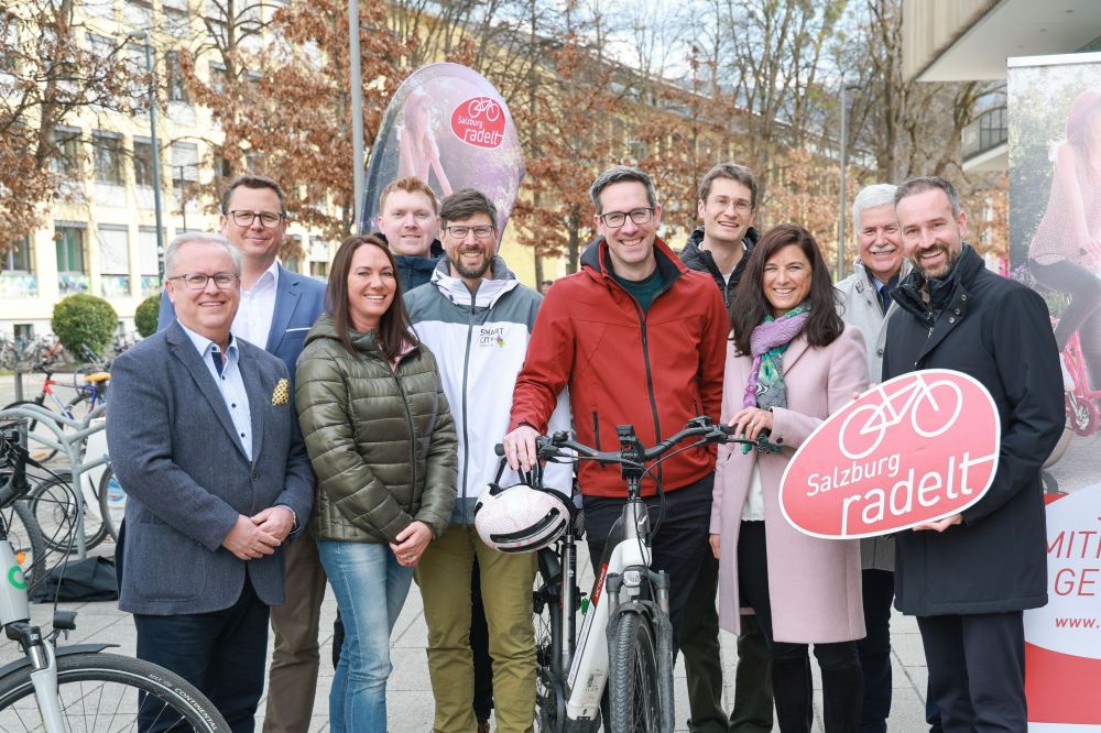 3,2 Millionen eradelte Kilometer waren es im vergangenen Jahr allein in Salzburg und heuer könnten es noch mehr werden. „Salzburg radelt“ ist ein Erfolgskonzept, das sich immer größerer Beliebtheit erfreut. Der bewährte Mix: radeln, gewinnen, Gesundheit fördern und Klima schonen! Gemeinsam mit den Partnern der Stadt Salzburg, der Österreichischen Gesundheitskassa, der Universität Salzburg, der Landeskliniken, der AUVA und des ORF Salzburg radelte am 16.3.2026 Landeshauptfrau-Stellvertreter Stefan Schnöll die ersten Kilometer. Im Bild: Landeshauptfrau-Stellvertreter Stefan Schnöll (re.) mit v.l. Wolfgang Reiger und Bernhard Wollner (beide ÖGK), Claudia Schneider (ORF), Christoph Langgartner (SALK), Samuel Felbermair und Vizebürgermeister Kay-Michael Dankl (beide Stadt Salzburg), Simon Obenaus und Vizerektorin Jutta Horejs-Höck (beide UNI Salzburg) sowie Herbert Koutny (AUVA Salzburg). Stadt Salzburg, 16.3.2026