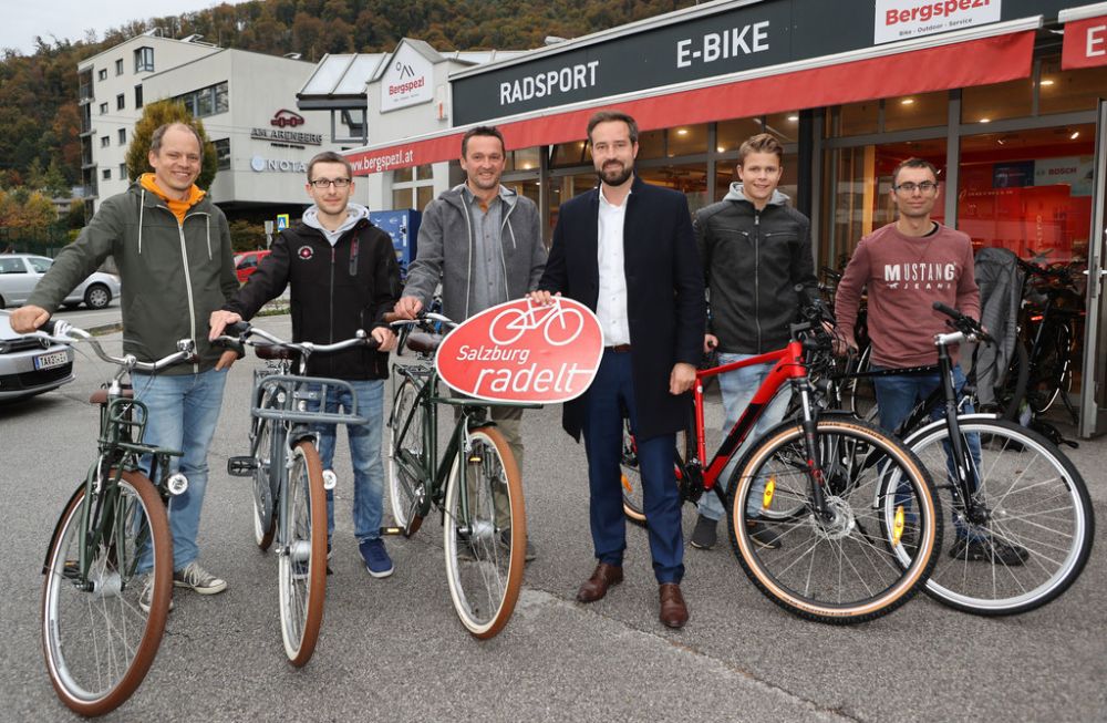 Eine Gruppe Radfahrer vor einem Radsportgeschäft