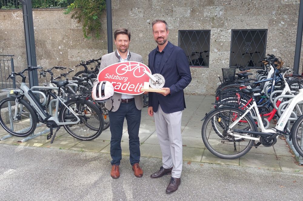 gewinner-bgm-challenge-c-land-salzburg-a-paier-1.jpg Zehn radbegeisterte (Vize-)Bürgermeisterinnen und Bürgermeister aus Salzburg nahmen heuer die Herausforderung an: Sie traten bei der „Bürgermeister:innen Challenge“ im Rahmen von „Salzburg radelt“ für ihre Heimatgemeinde in die Pedale und sammelten gemeinsam insgesamt 144 Radeltage. Unter den drei Erstplatzierten fiel das Los auf Bürgermeister Gerald Klaushofer aus Faistenau. Im Bild: Landeshauptfrau-Stellvertreter Stefan Schnöll mit Bürgermeister Gerald Klaushofer aus Faistenau. Stadt Salzburg, 8.9.2025