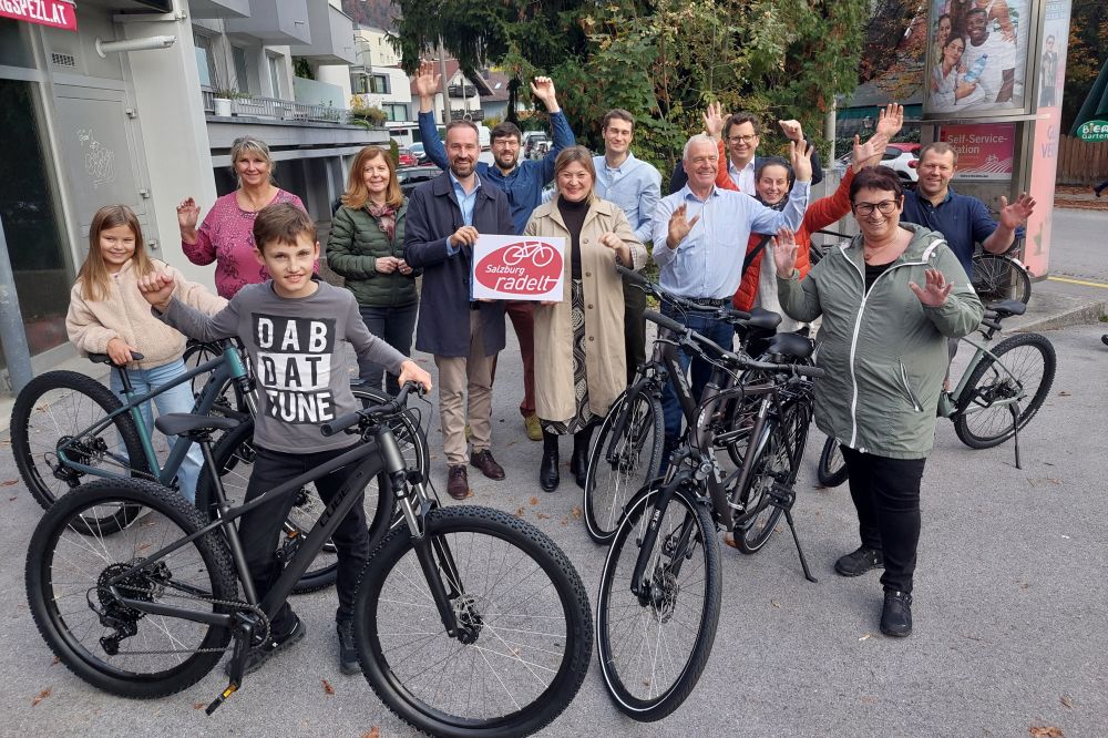 Preisübergabe bei der Aktion Salzburg Radelt
3.166.300 Kilometer haben 4.092 Radlerinnen und Radler gesammelt, die bei „Salzburg radelt“ mitgemacht haben. In Salzburg wurden Fahrräder unter den Teilnehmerinnen und Teilnehmern mit mindestens 100 eingetragenen Radkilometern verlost.
Im Bild die Gewinner mit den Aktionspartnern: v.l. Emilia Moser (Gewinnerin, Mariapfarr), Susanna Deutinger (Gewinnerin, Saalfelden), Felix Lutz (Gewinner Kategorie Jugend, Oberalm), ORF-Landesdirektorin Waltraud Langer, Landeshauptfrau-Stellvertreter Stefan Schnöll, Samuel Felbermair (Stadt Salzburg), Stadträtin Anna Schiester, Simon Obenaus (Universität Salzburg), Bruno Pfandleitner (Vertreter für Gewinnerin Greti Ellmer, Radstadt), Bernhard Wollner (ÖGK), Eva Glück (Klimabündnis), Monika Trausnitz (Gewinnerin, Bad Vigaun), Norbert Golser (Gewinner, Hallwang).
Stadt Salzburg, 22.10.2025